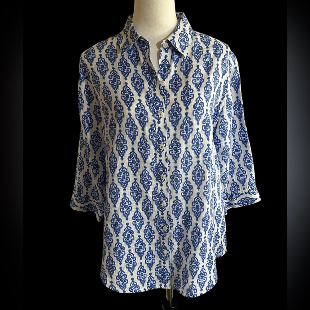 Beautiful Chico's Blue and White No-iron Linen Batik Patterned Blouse